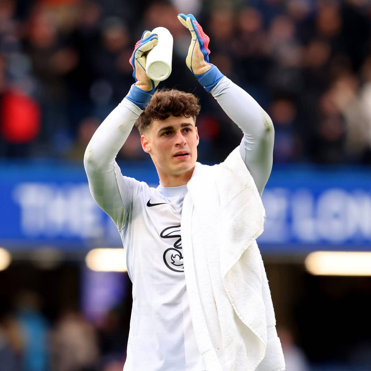 Kepa Arrizabalaga Clapping After Game Wallpaper