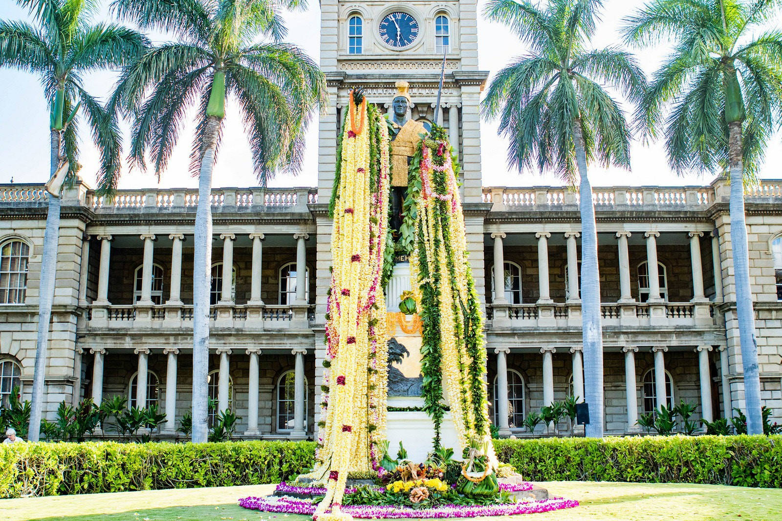 King Kamehameha Statue Overlooking The Majestic Iolani Palace Wallpaper