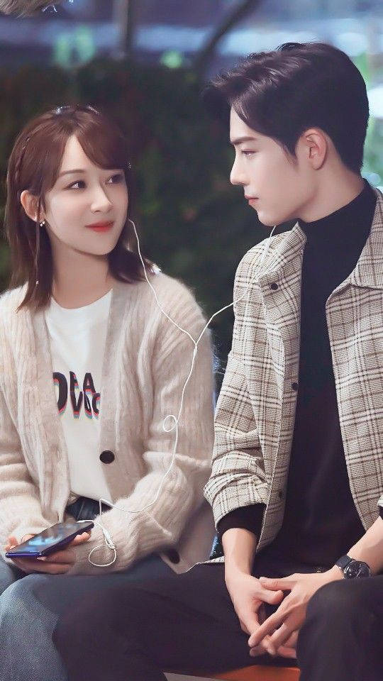Korean Couple Sharing Earphones Wallpaper