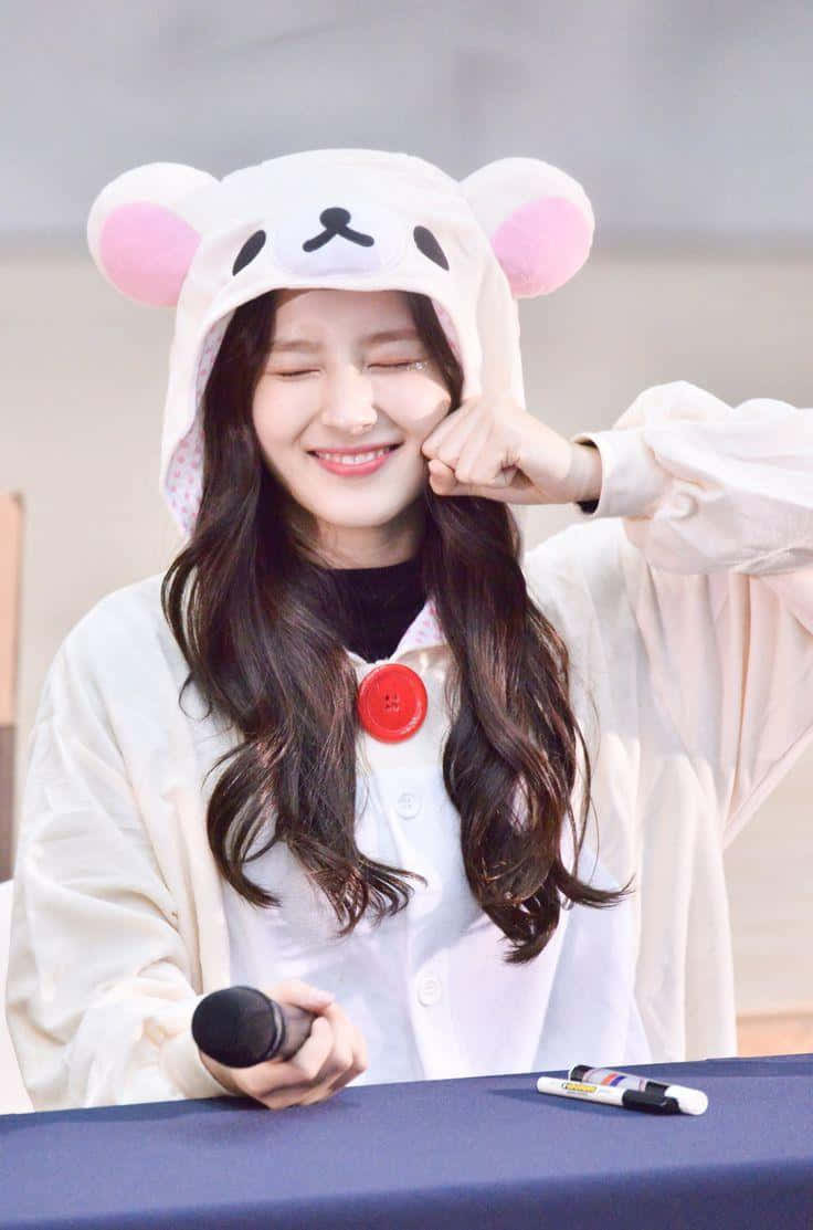 Kpop Starin Bear Hoodie Smiling Wallpaper