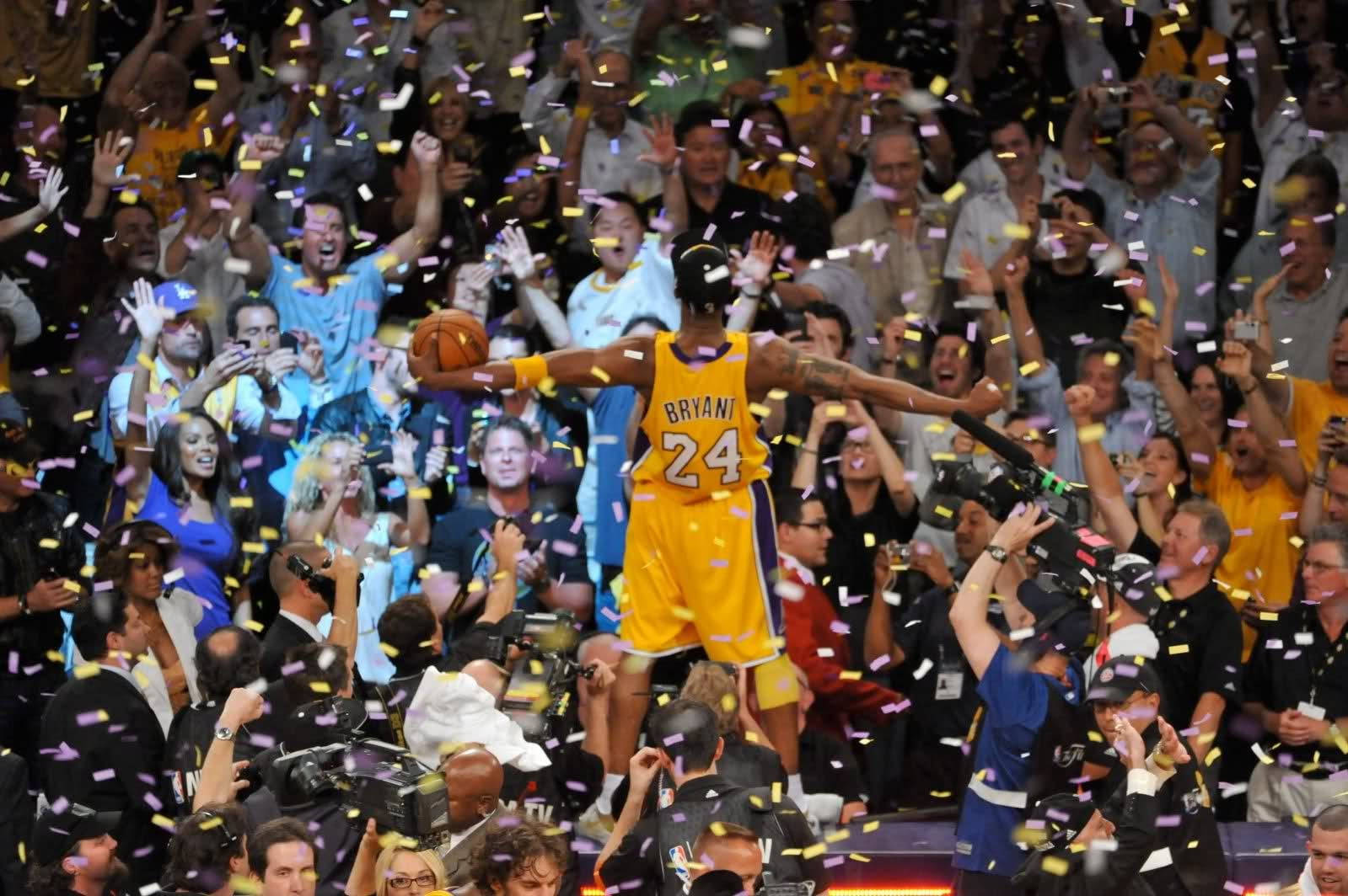 Lakers Hd Kobe Cheering With Crowd Wallpaper