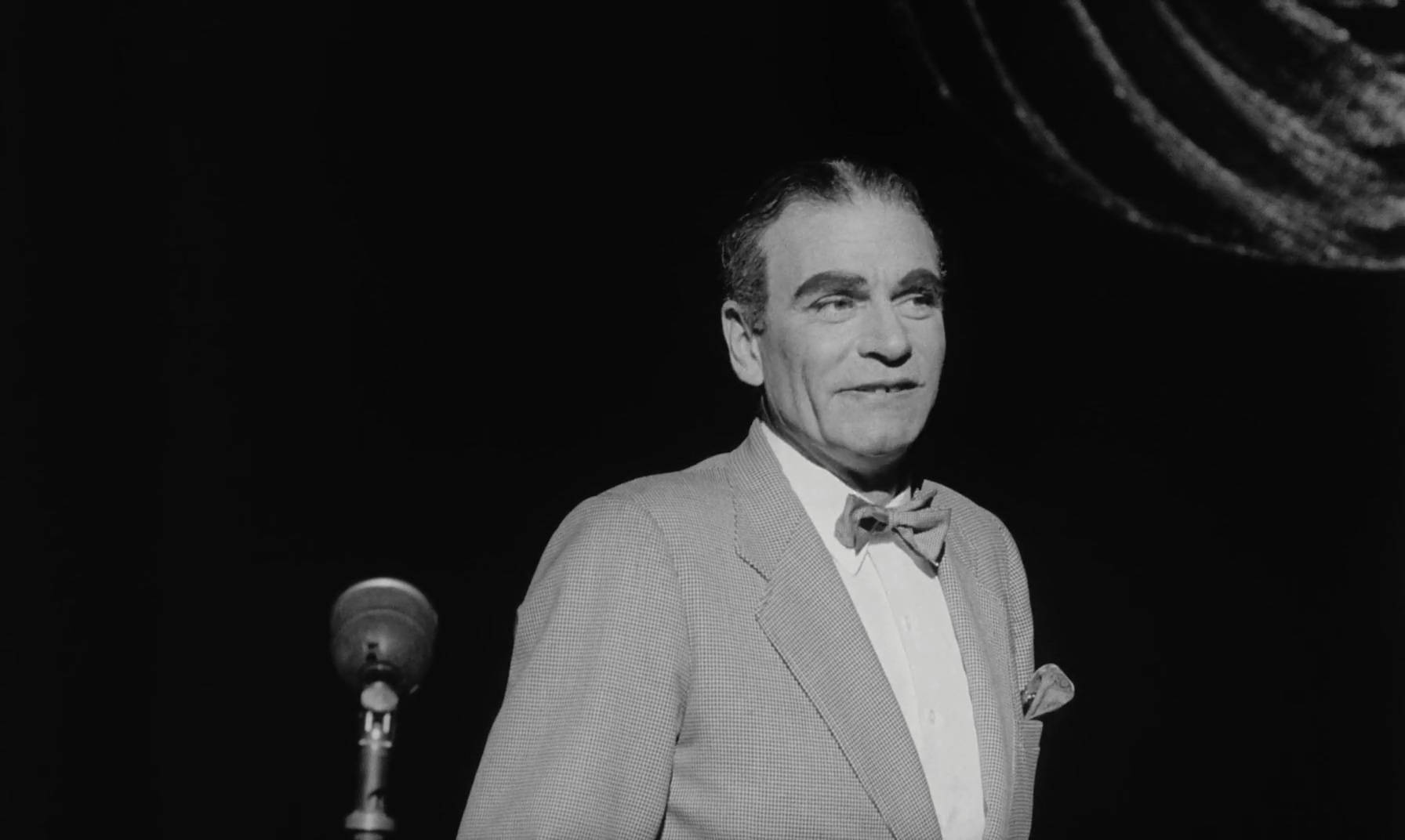 Laurence Olivier Performing On Stage Wallpaper