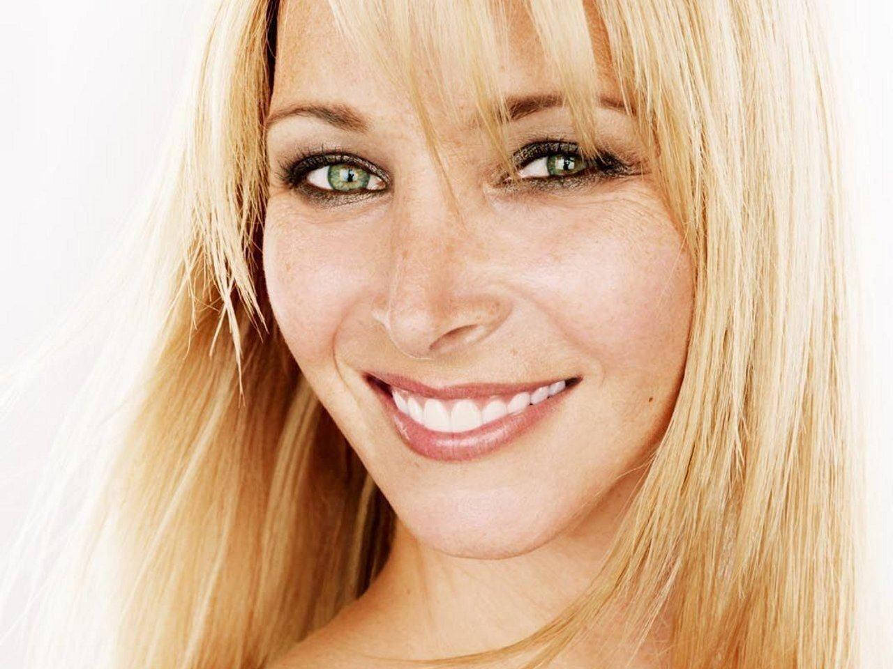 Lisa Kudrow Stunning Smile Wallpaper