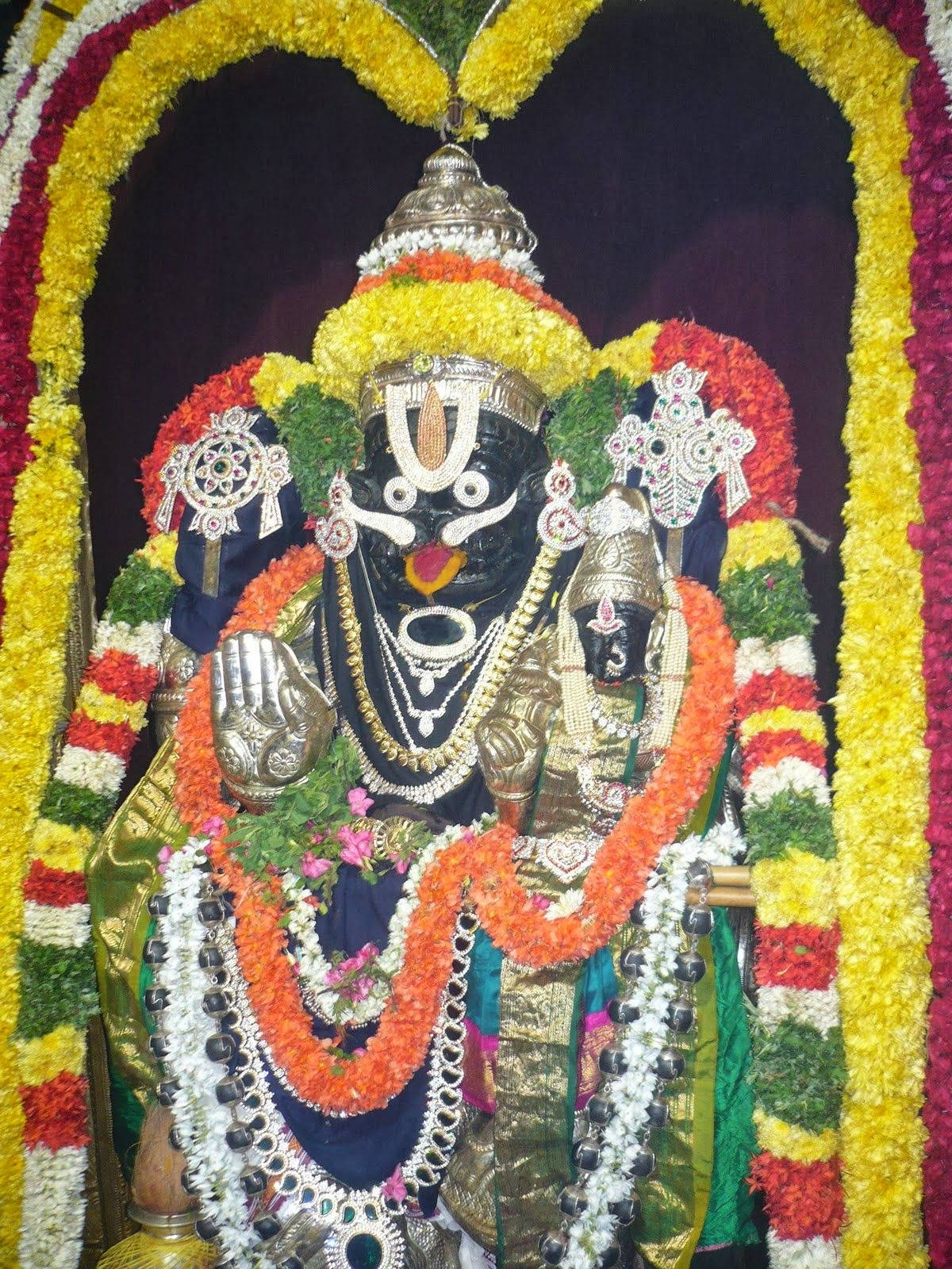 Lord Lakshmi Narasimha Black Statue Wallpaper