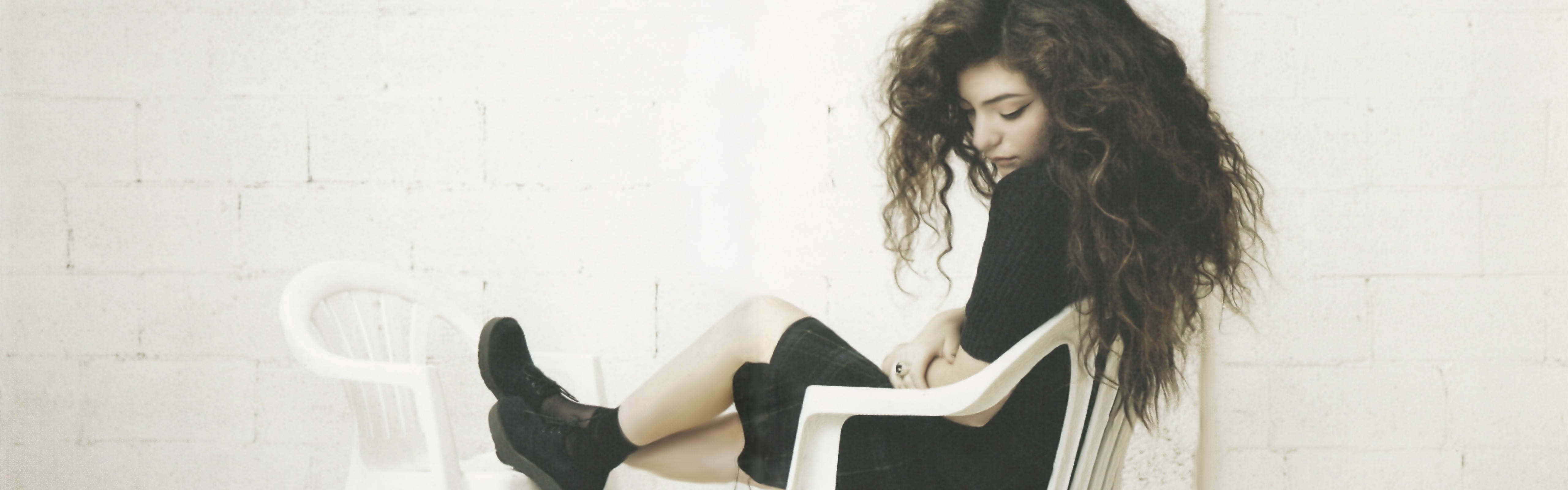 Lorde In Chair Dual Monitor Wallpaper
