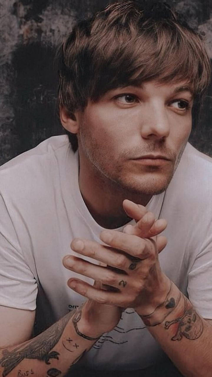 Louis Tomlinson Hands Clasped Wallpaper