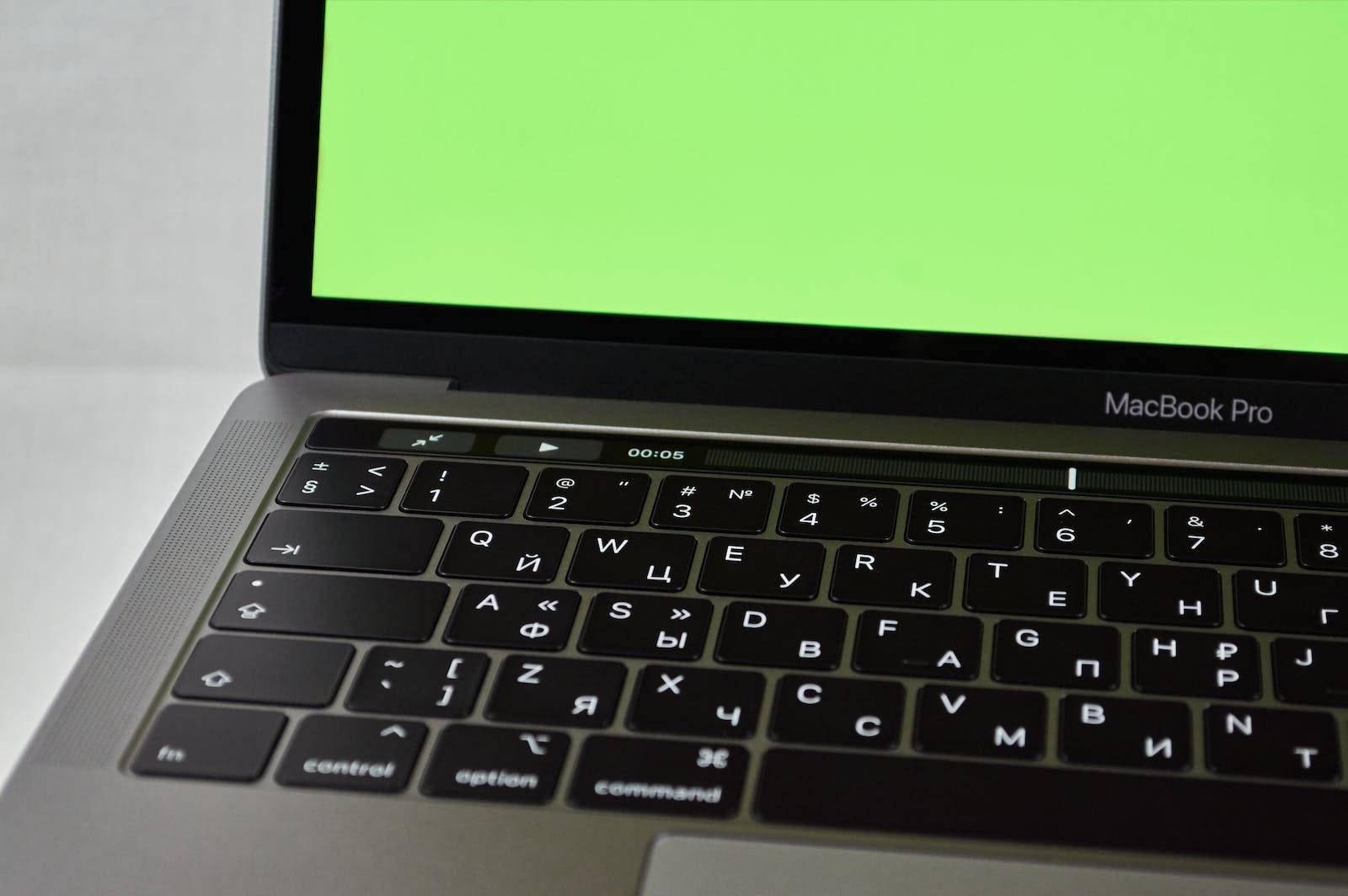 Macbook On A Green Screen Wallpaper