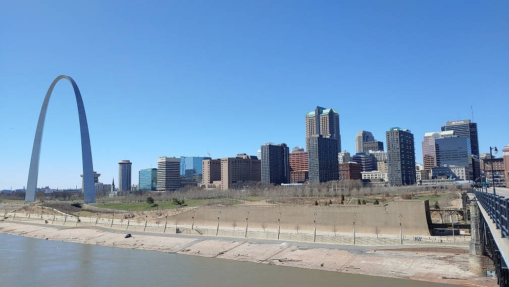 Majestic Daytime View Of The St. Louis Arch Wallpaper