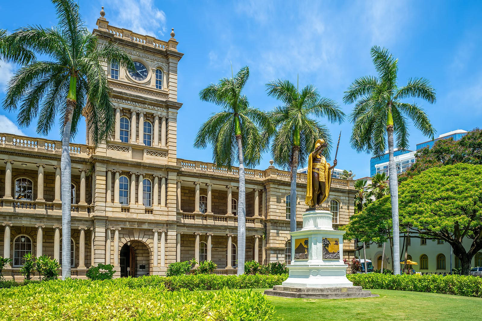 Majestic King Kamehameha Statue At Iolani Palace Wallpaper