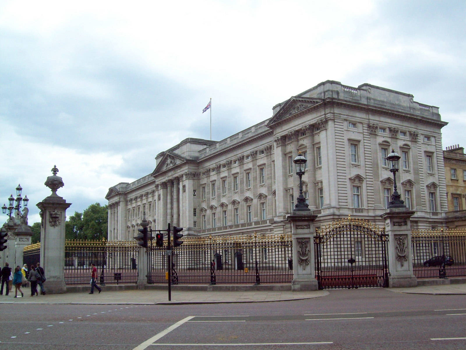 Majestic Side View Of Buckingham Palace Wallpaper