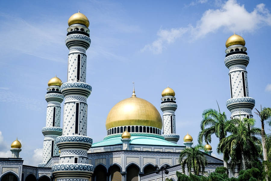 Majestic View Of Sultan Omar Ali Saifuddien Mosque In Brunei Wallpaper