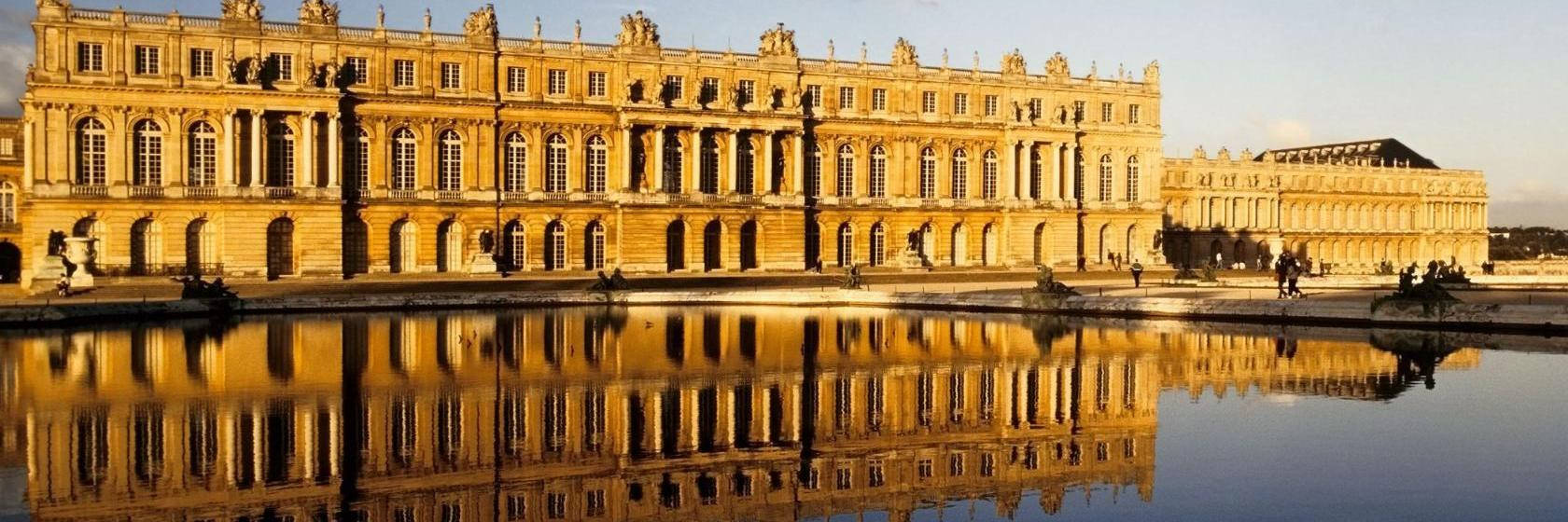 Majestic View Of The Pool Near The Palace Of Versailles Wallpaper