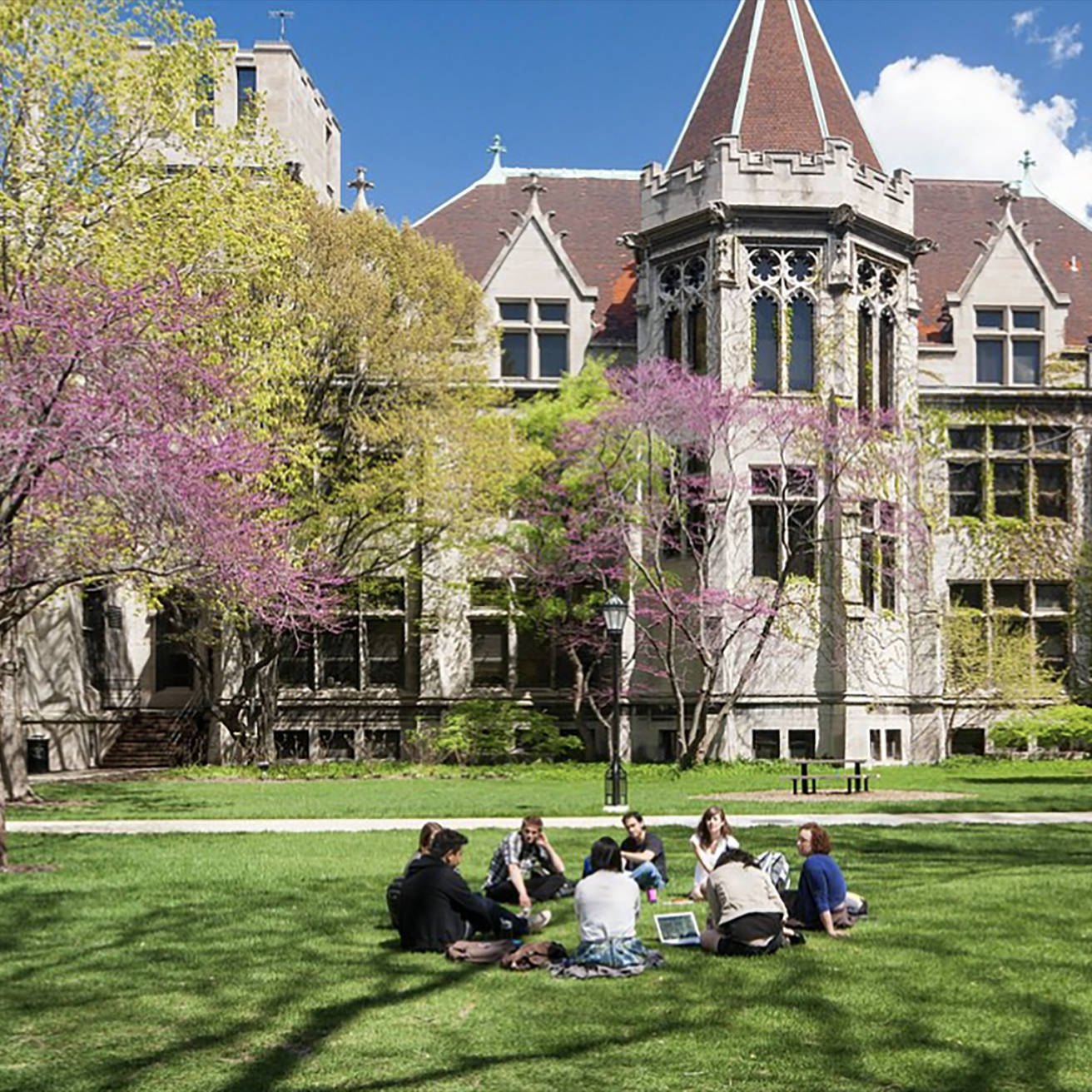 Majestic View Of University Of Chicago In A Circular Frame. Wallpaper