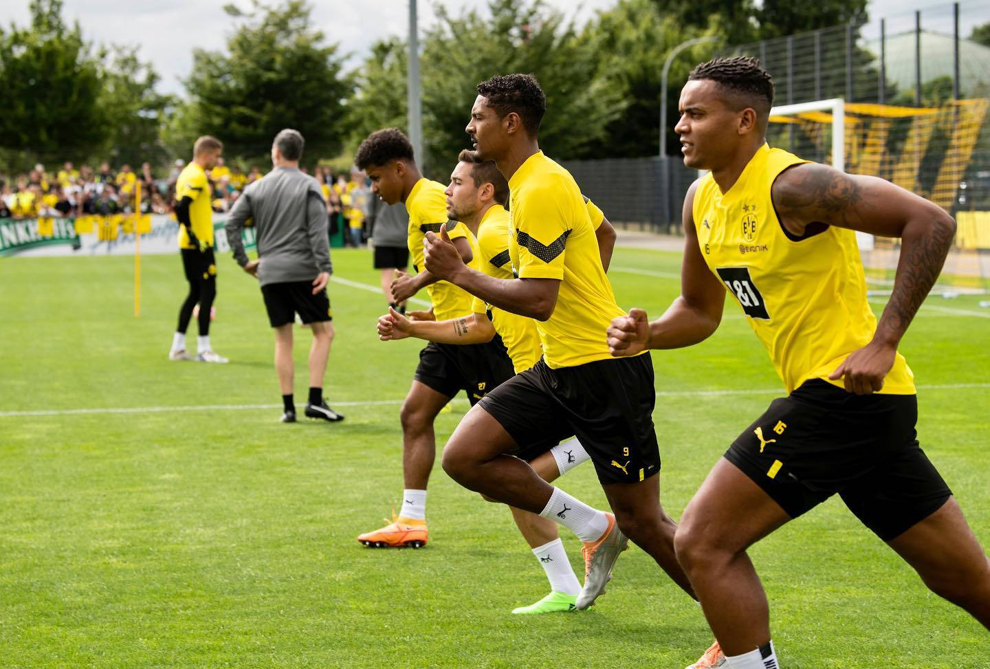 Manuel Akanji Training With Teammates Wallpaper