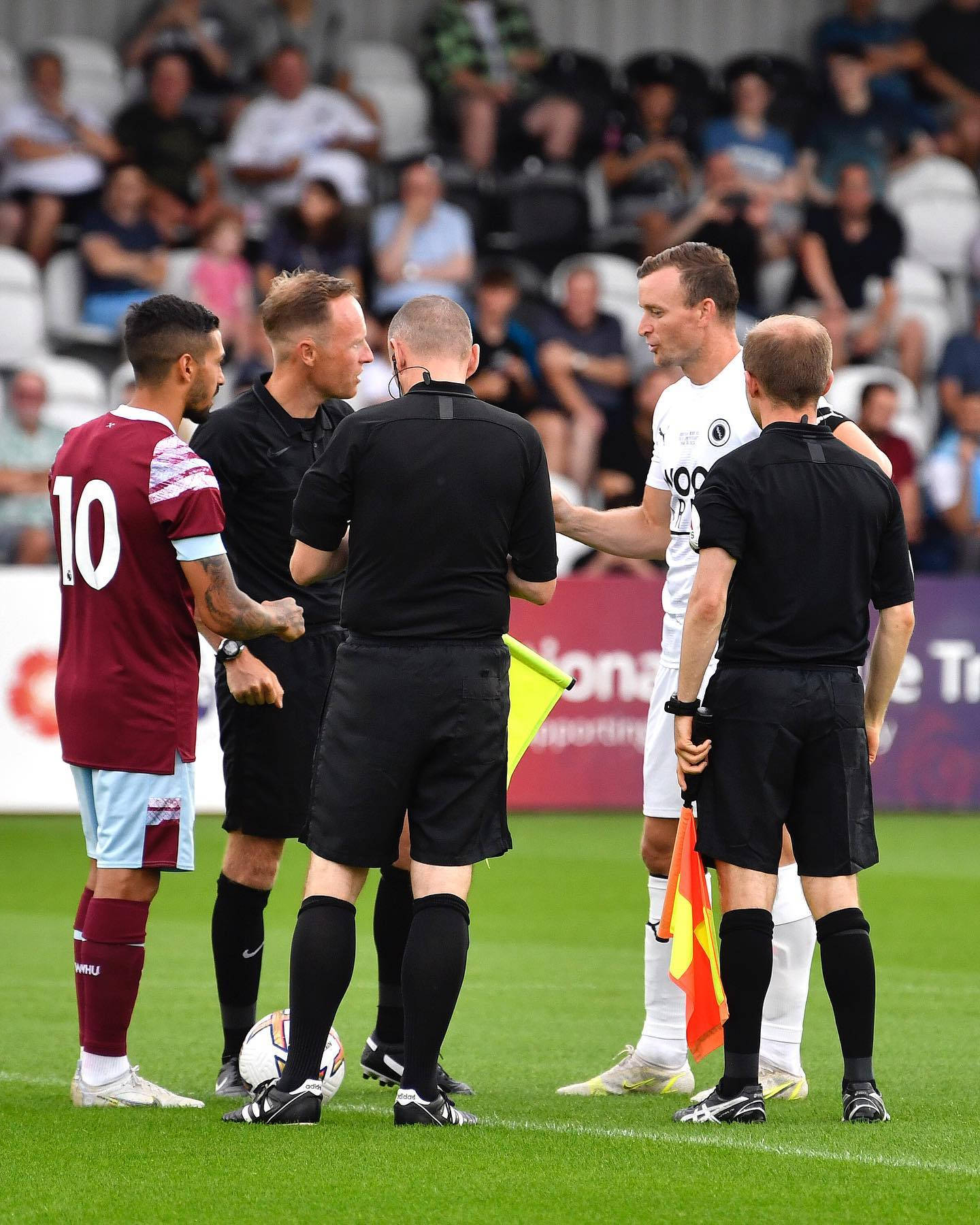 Manuel Lanzini And Game Officials Wallpaper