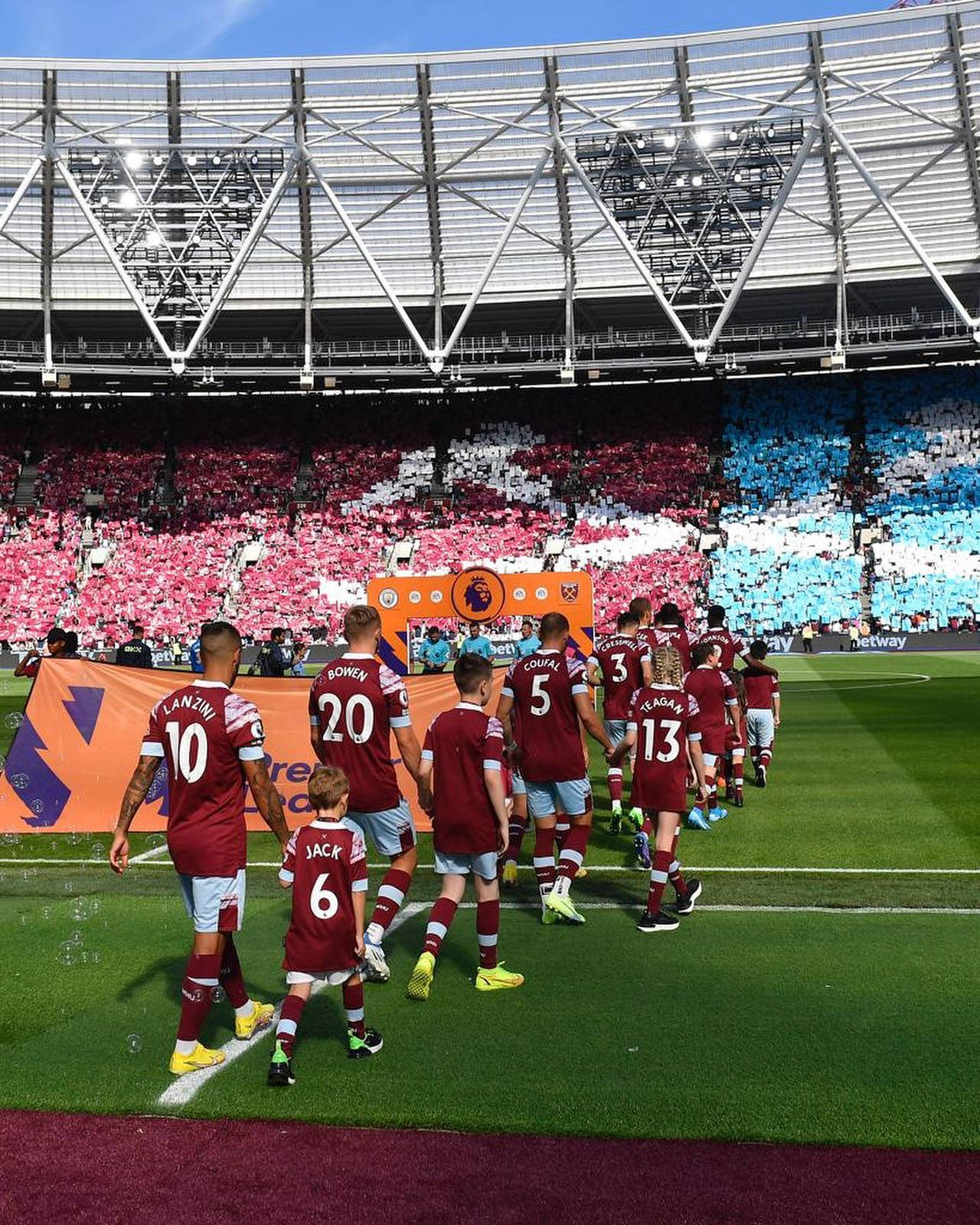 Manuel Lanzini Walking Into Game Wallpaper