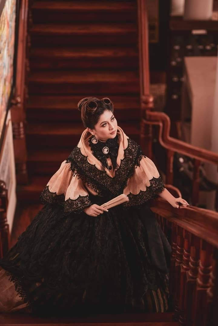 Maria Clara Elegant Wallpaper