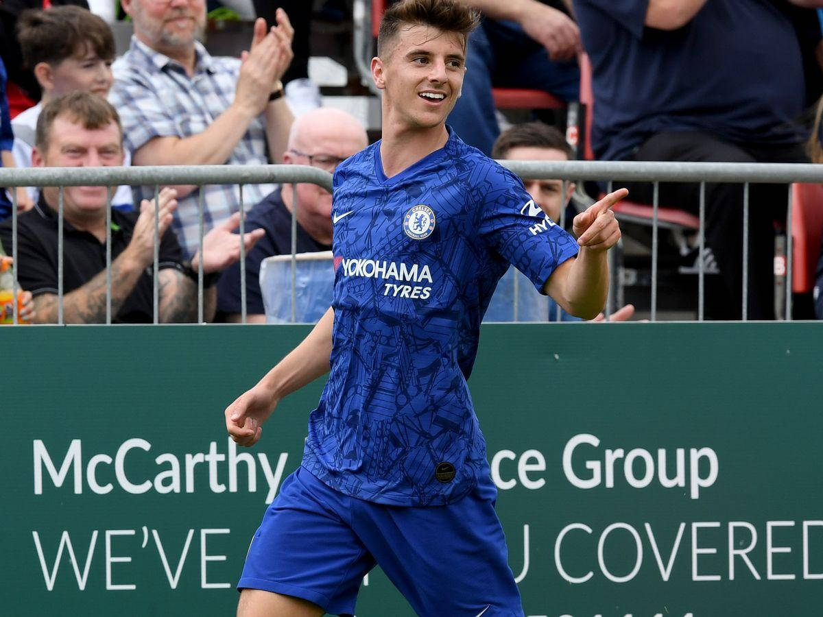 Mason Mount Smiling And Pointing Wallpaper