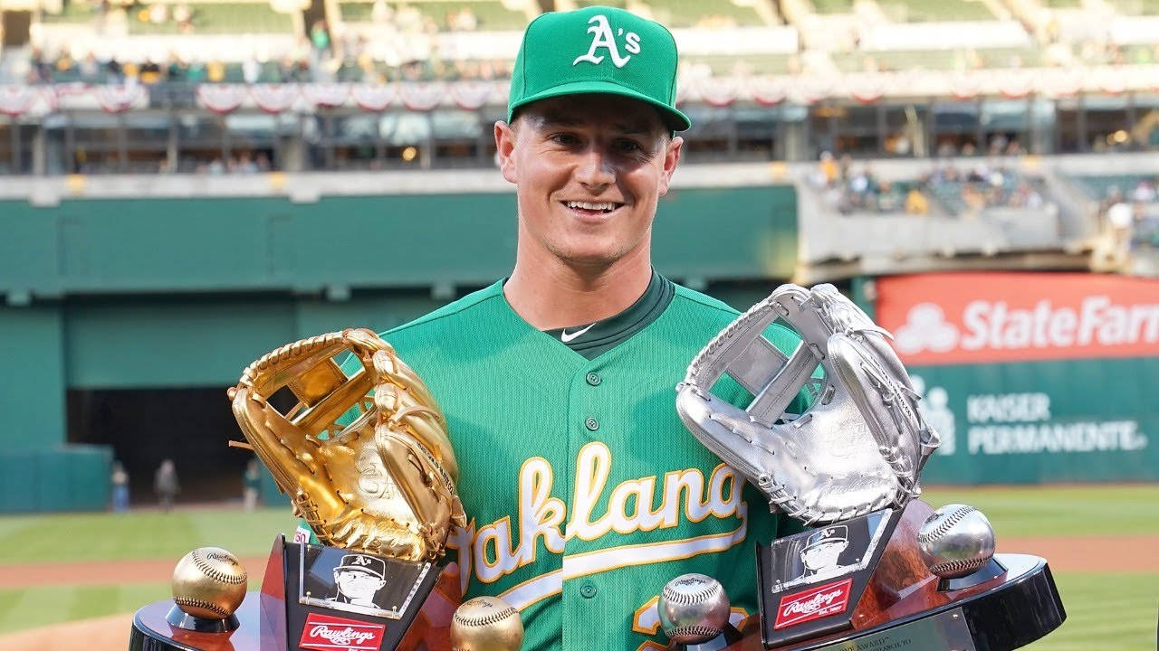 Matt Chapman Gold And Platinum Glove Award Wallpaper