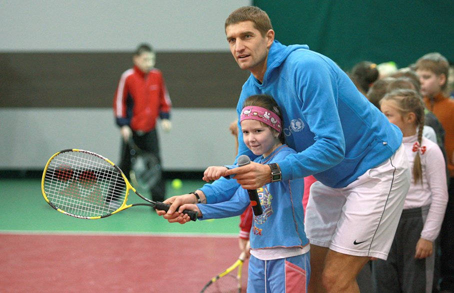 Max Mirnyi Teaching Kids Tennis Wallpaper