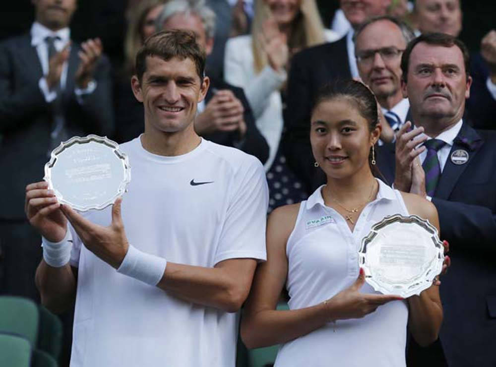 Max Mirnyi With Doubles Trophy Wallpaper