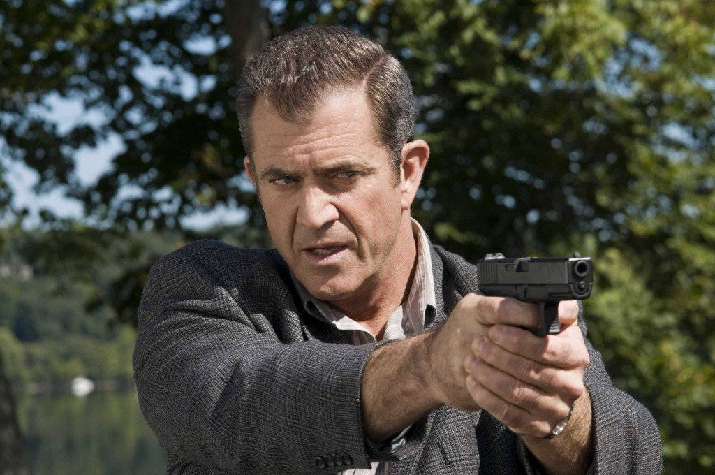 Mel Gibson Holding Gun Wallpaper
