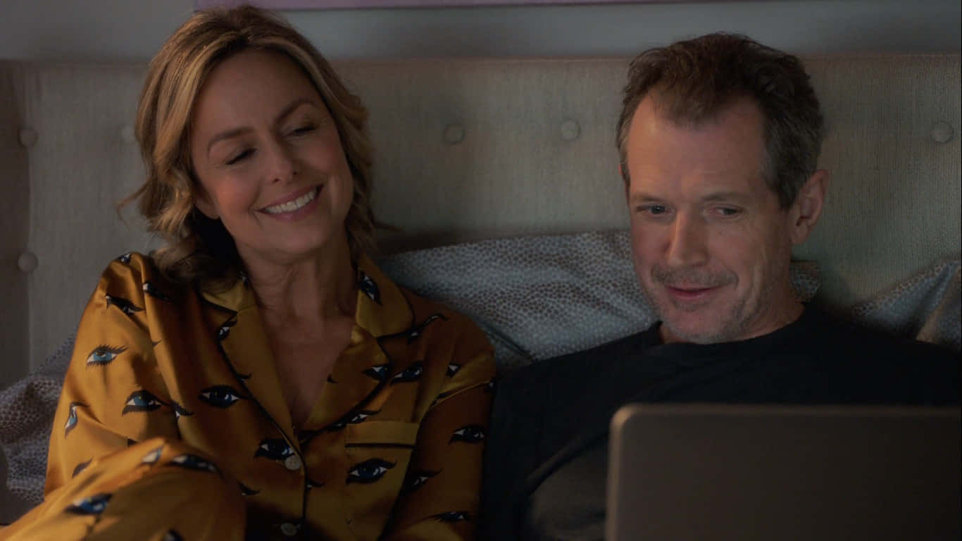 Melora Hardin Smiling Beside Man With Laptop Wallpaper