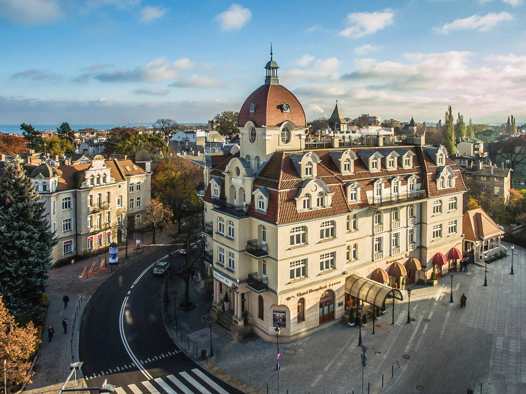 Mesmerizing View Of Hotel Rezydent And Crooked House Wallpaper