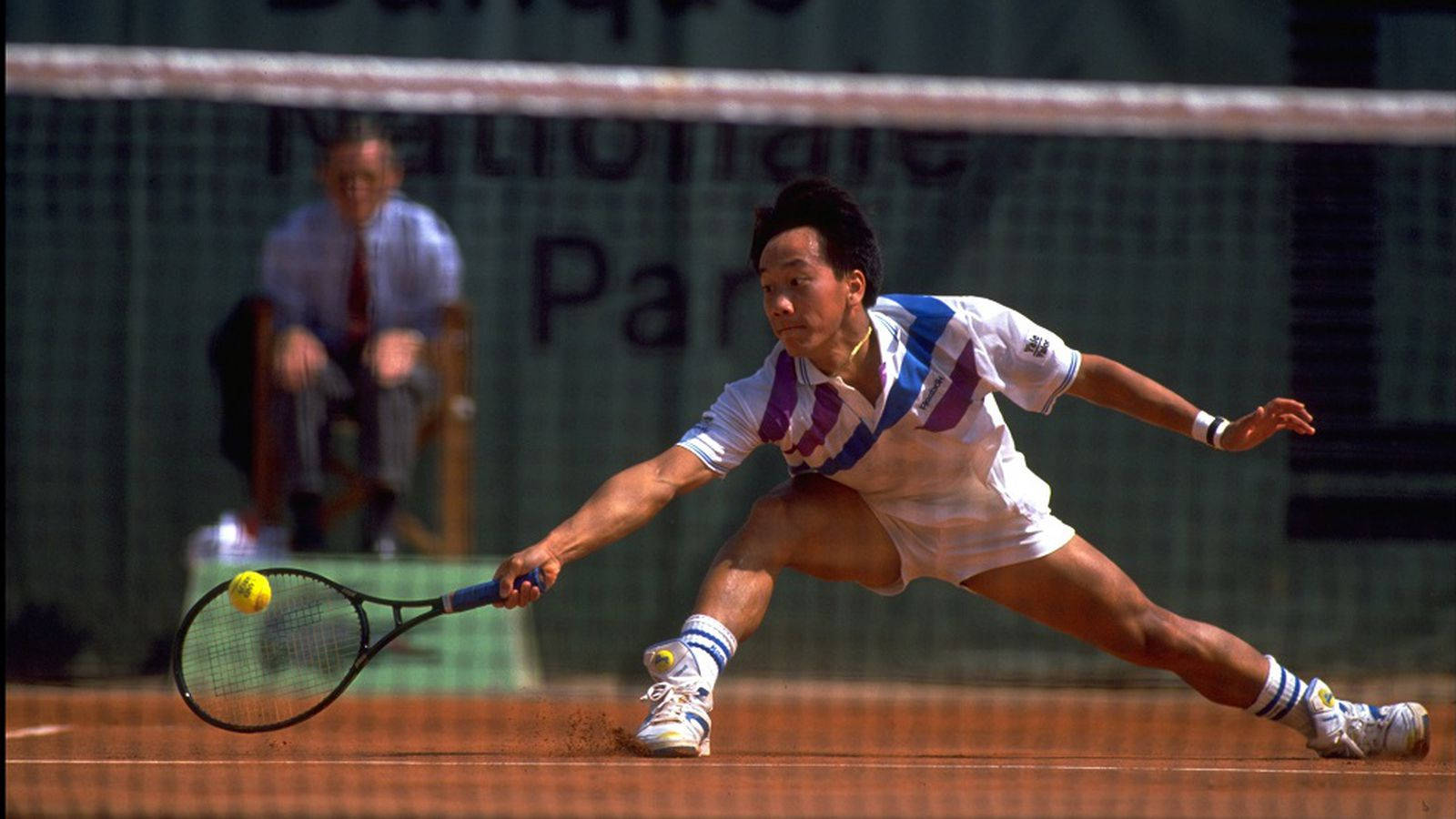 Michael Chang Receiving Ball Wallpaper