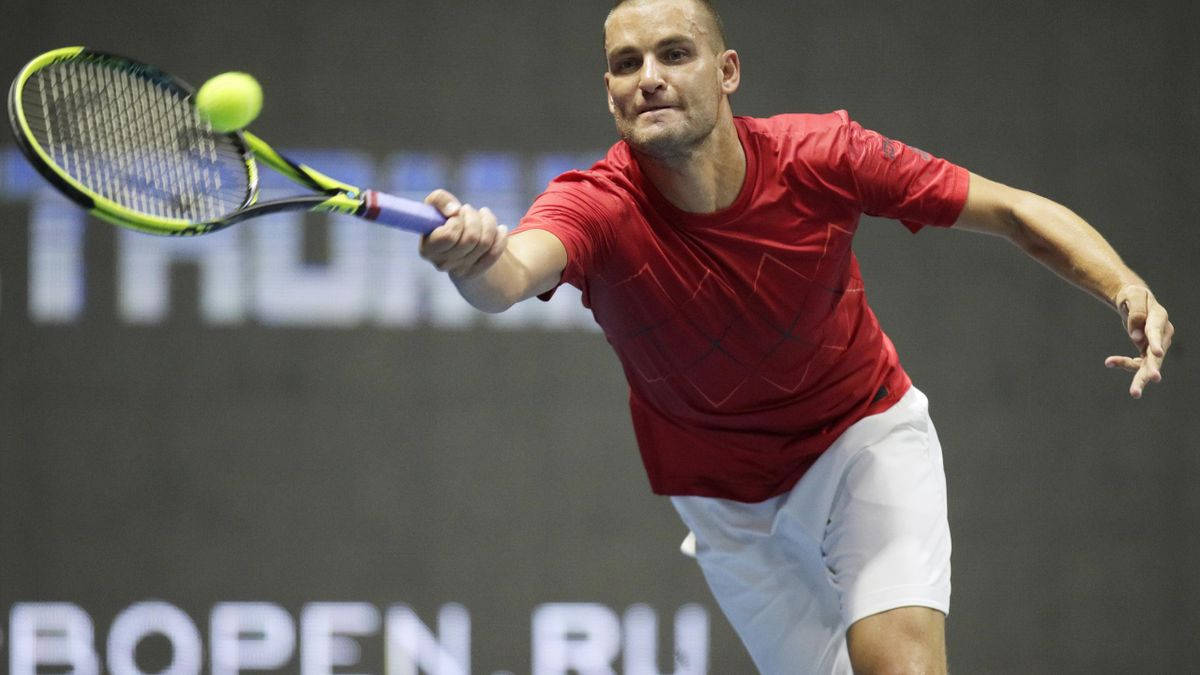 Mikhail Youzhny Reaching Tennis Ball Wallpaper