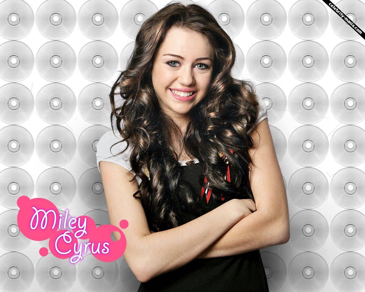Miley Cyrus With Long Hair Smiling Wallpaper
