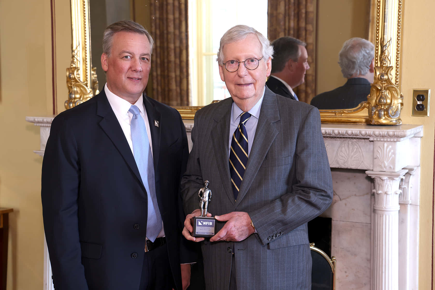 Mitch Mcconnell Accepting Nfib Award Wallpaper