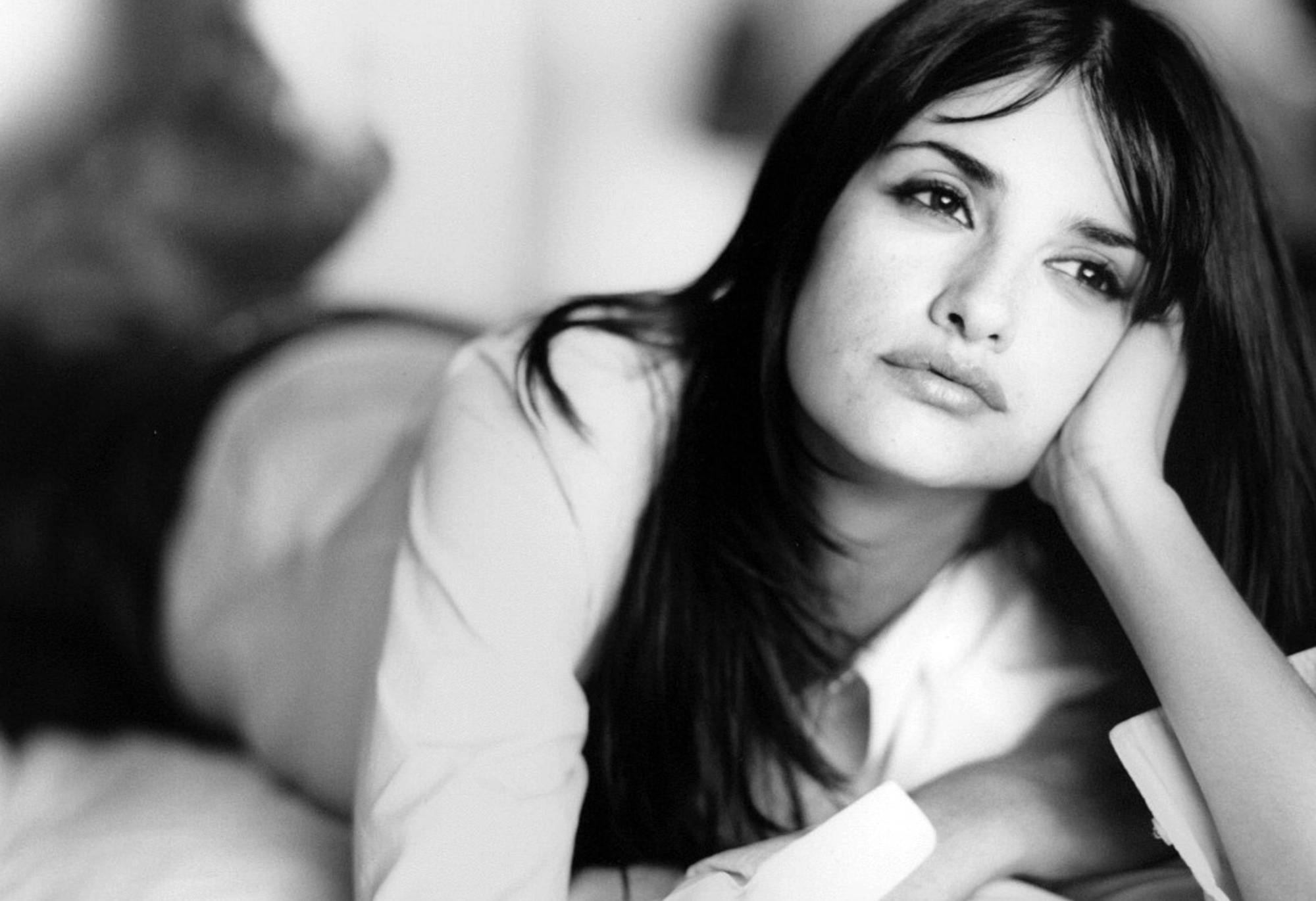 Monochrome Penelope Cruz 4k Portrait Wallpaper