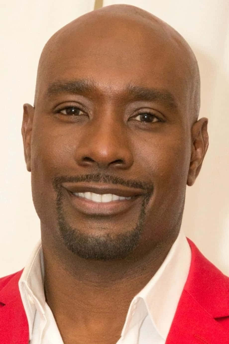 Morris Chestnut Red Blazer Portrait Wallpaper