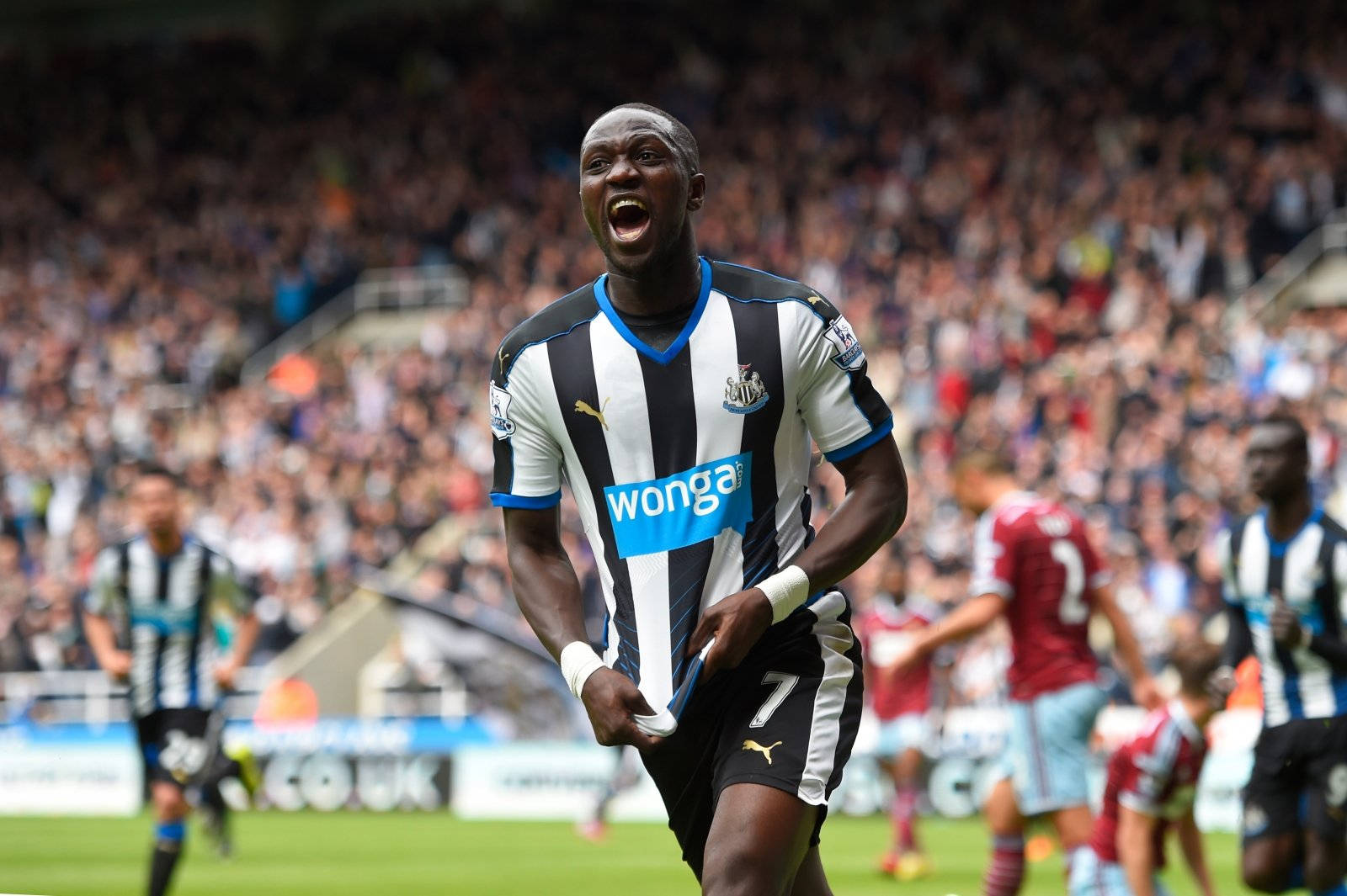 Moussa Sissoko In High-intensity Moment Of A Football Match Wallpaper