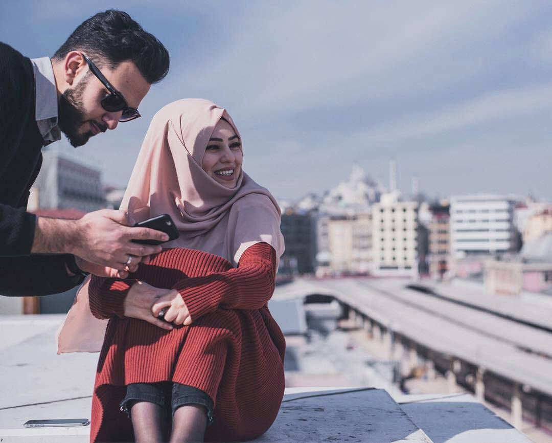 Muslim Couple In The City Wallpaper