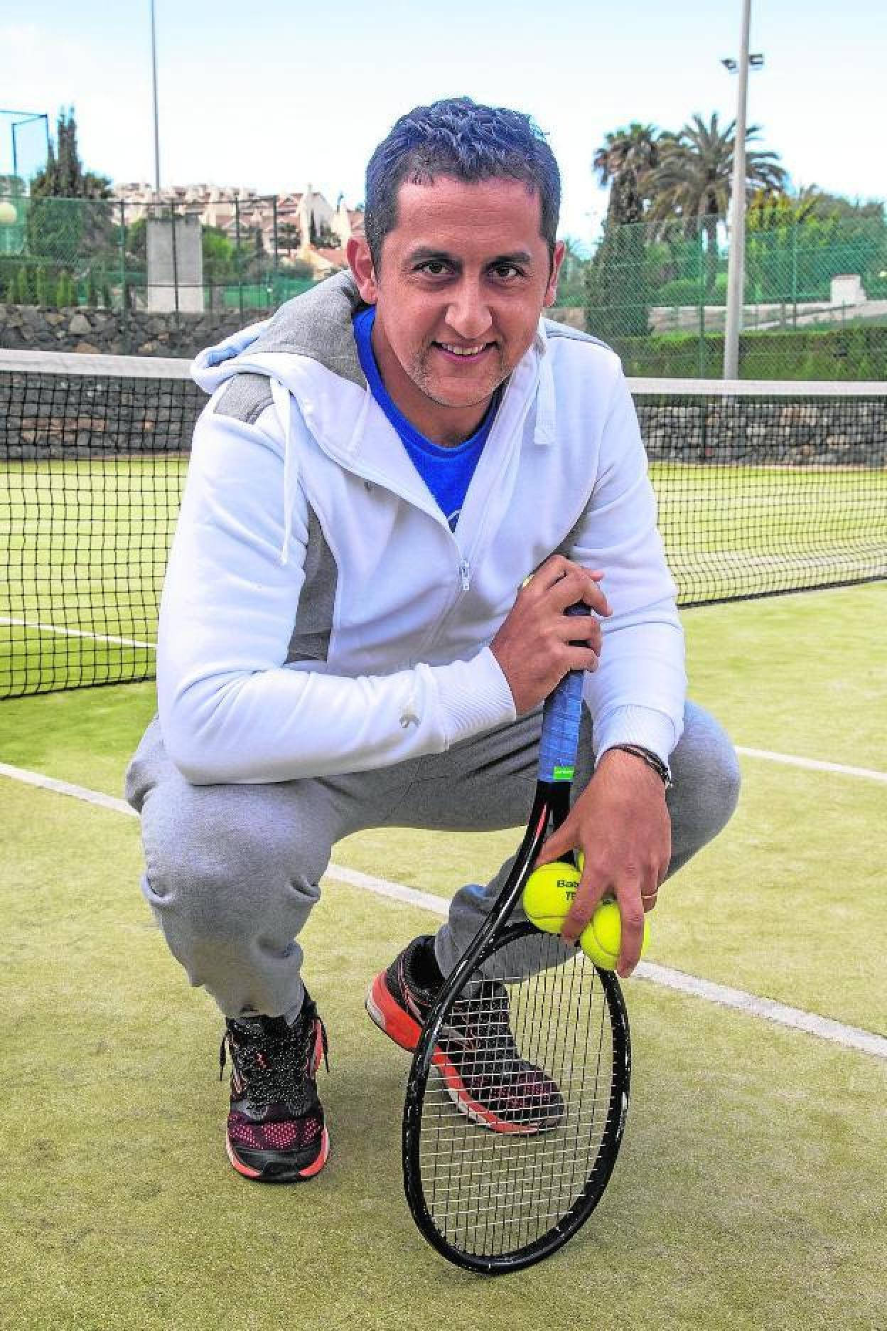 Nicolas Almagro Posing With Gear Wallpaper