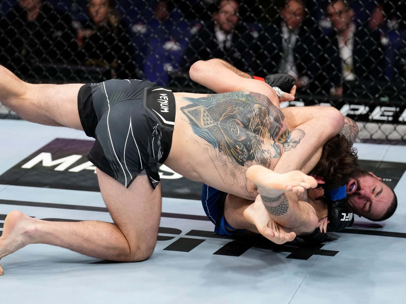 Nikita Krylov Skillfully Escapes Headlock From An Opponent In A High-stakes Match Wallpaper