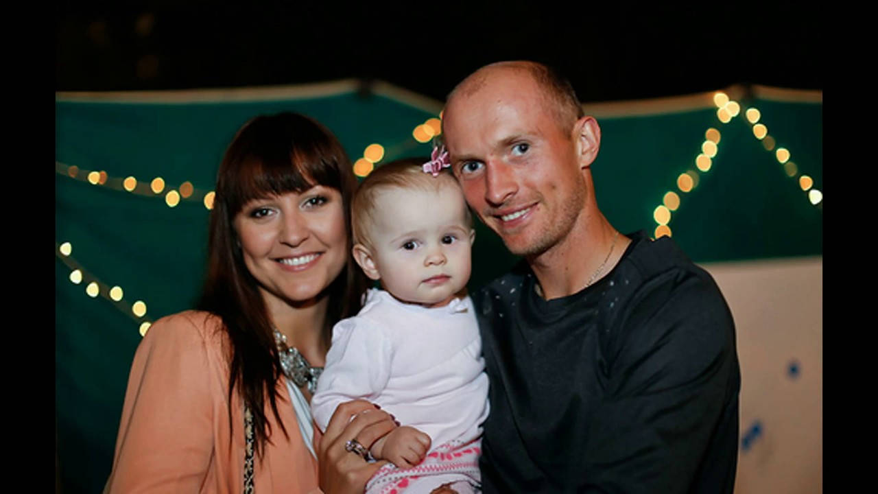 Nikolay Davydenko Enjoying A Cheerful Moment With His Family. Wallpaper