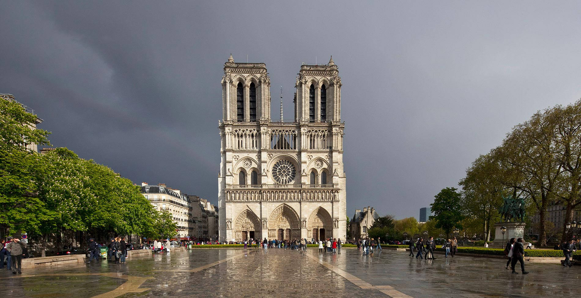 Notre Dame And Its Vast Courtyard Wallpaper