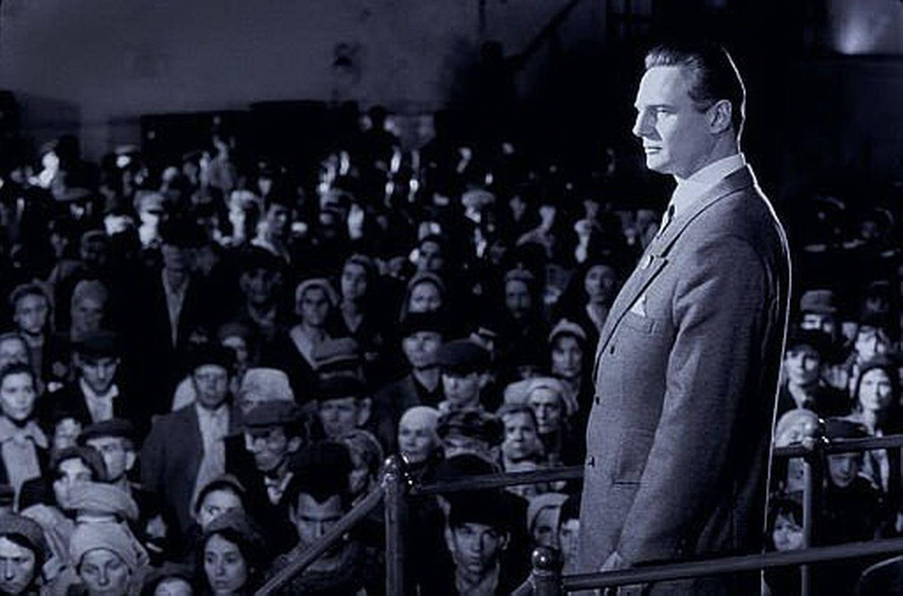 Oskar Schindler (liam Neeson) In Schindler's List Film. Wallpaper