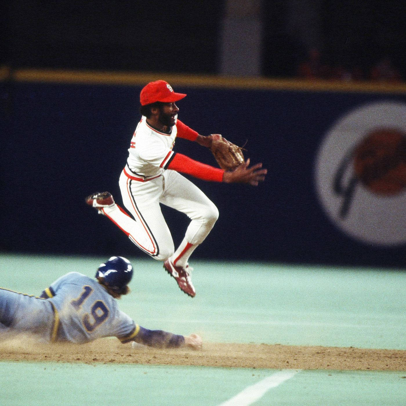 Ozzie Smith High Jump Wallpaper