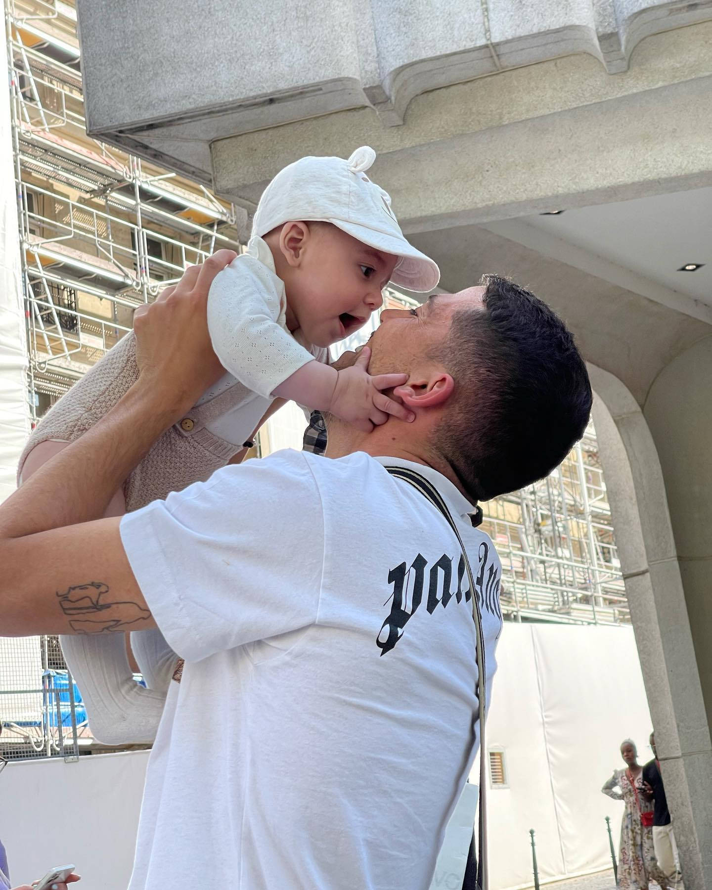 Pablo Fornals Kissing Son Wallpaper