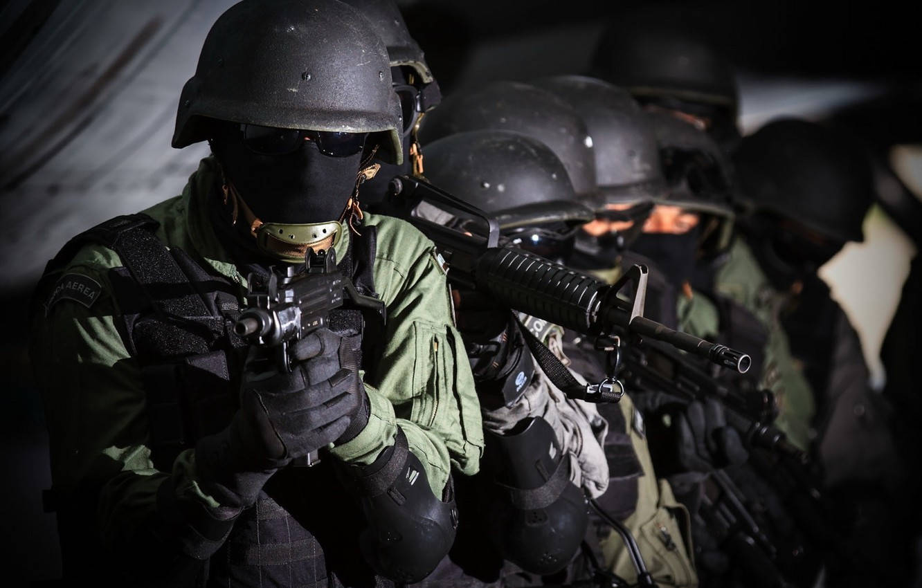 Para Commandos On A Night Mission Wallpaper