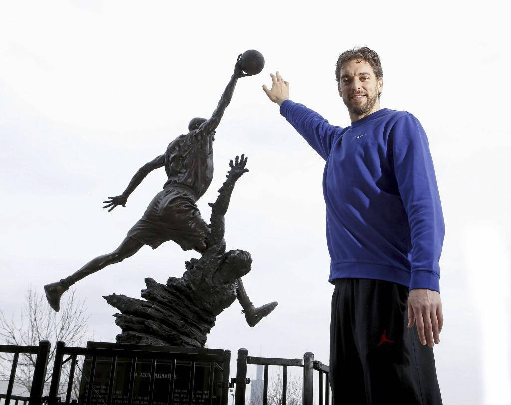 Pau Gasol And Basketball Statue Wallpaper
