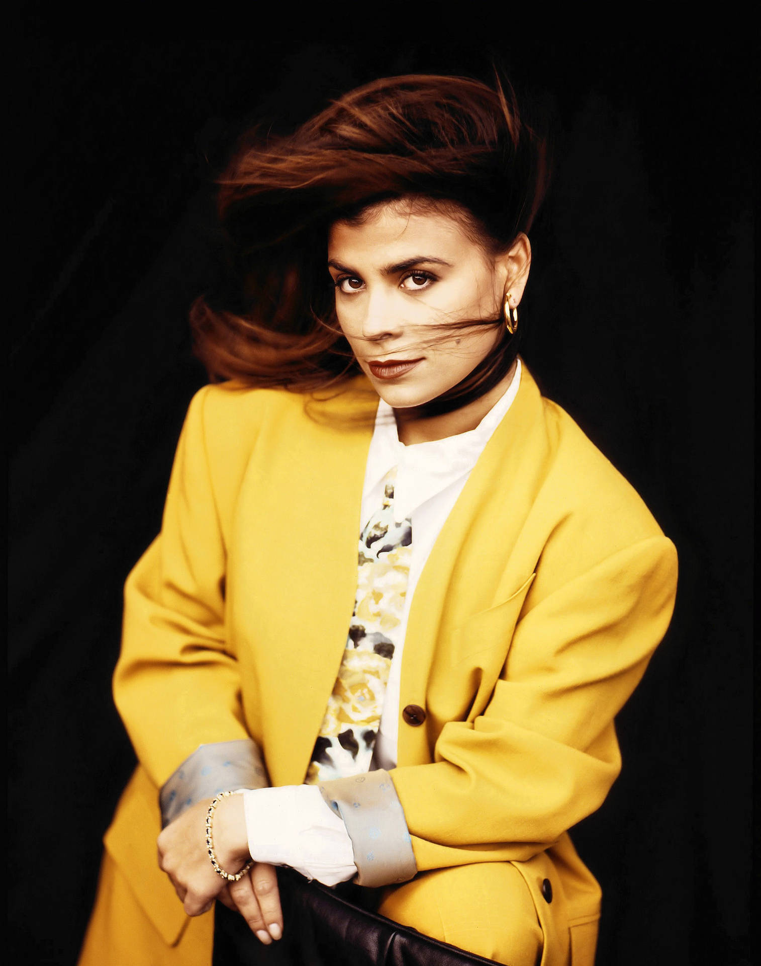 Download free Paula Abdul In Vintage Yellow Wallpaper - MrWallpaper.com