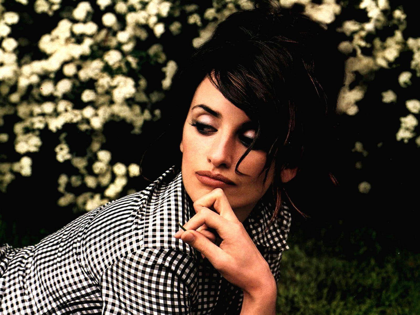 Penelope Cruz In The Garden Wallpaper