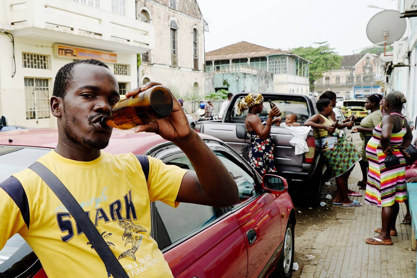 People Drinking In Sao Tome And Principe Wallpaper