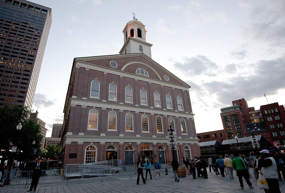 People In Front Faneuil Hall Wallpaper