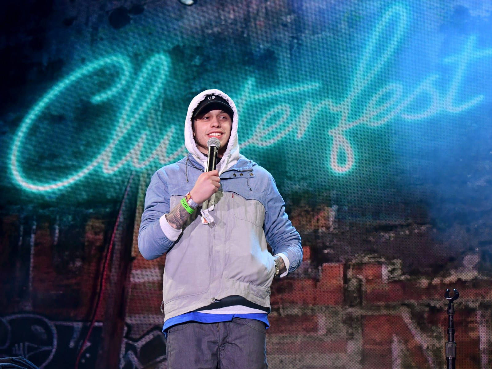 Pete Davidson Clusterfest Standup Comedy Wallpaper